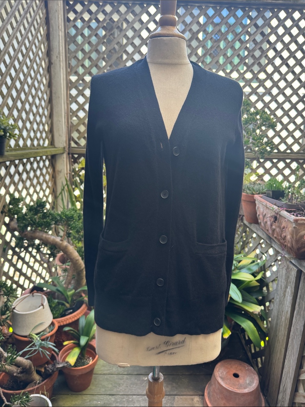 Everlane Black Cashmere, V-Neck Button-Front Cardigan 2 front pockets. Size 8